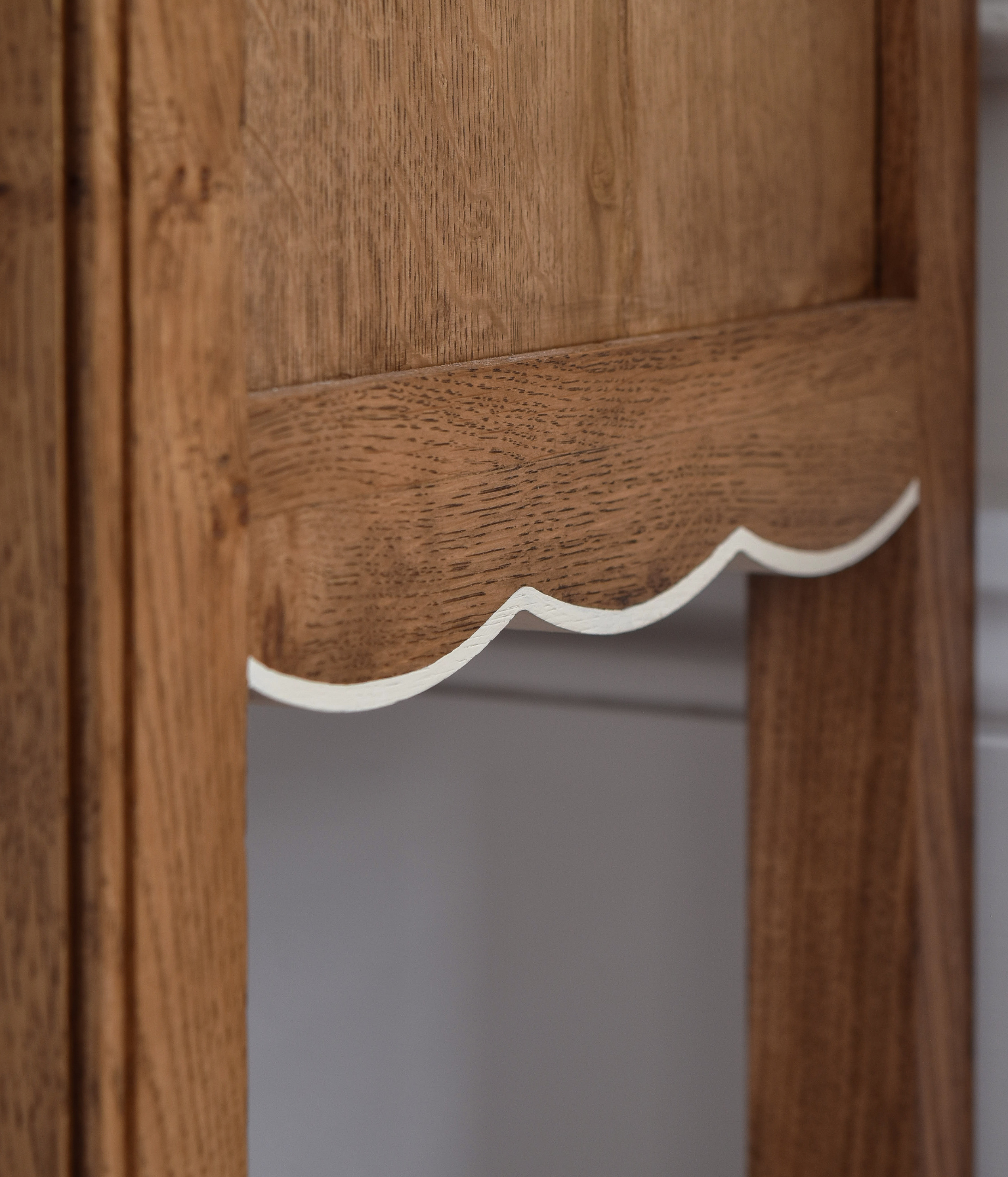 Santiago Scalloped Bedside Table