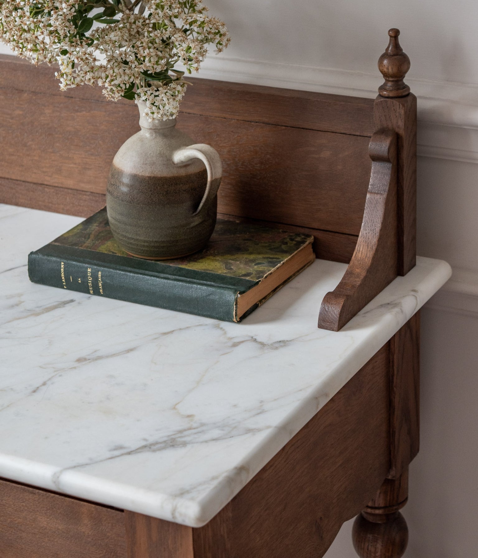 Santiago Scalloped Washstand, Calacatta Marble Top
