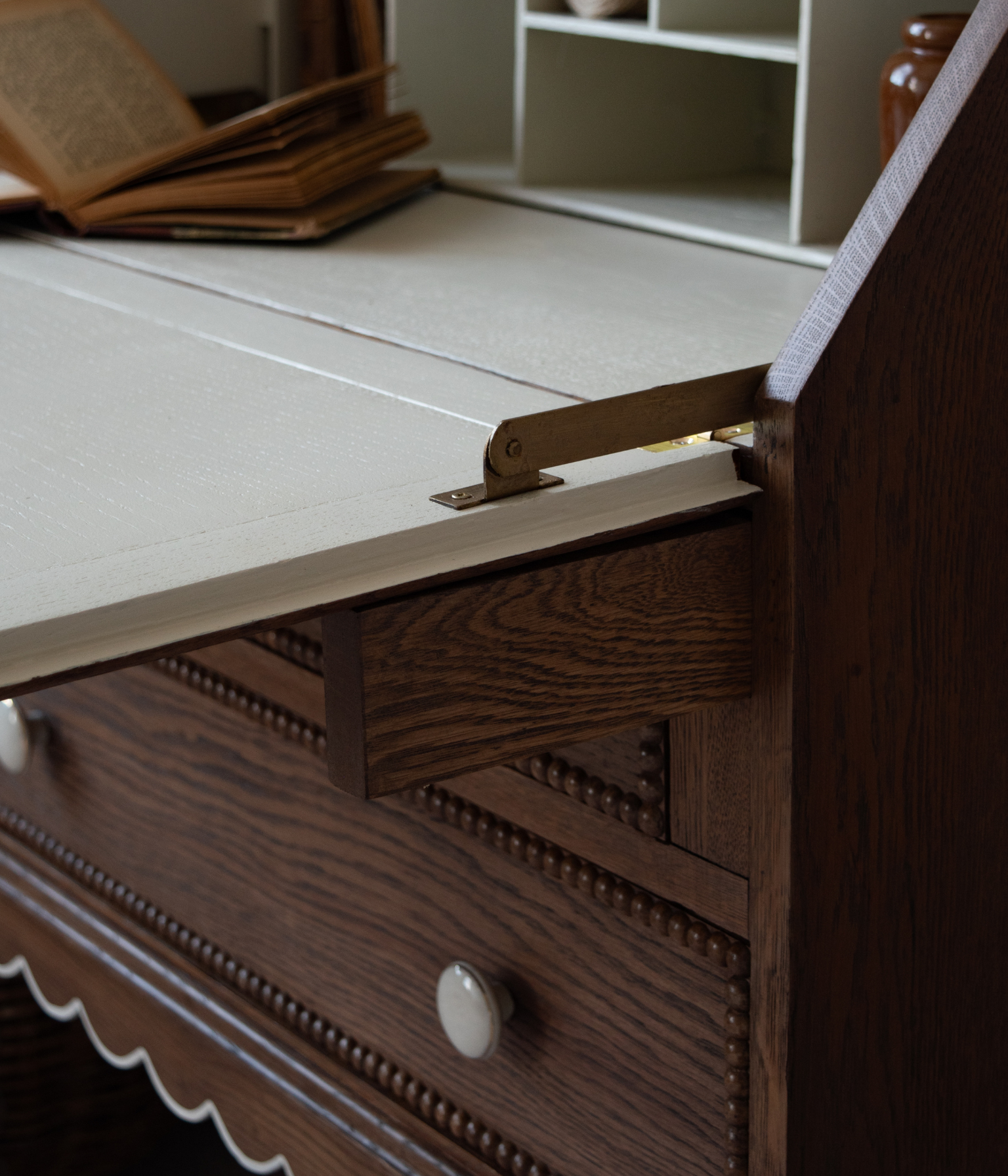 Bureau ancien en chêne massif avec bord festonné et garniture en fuseau