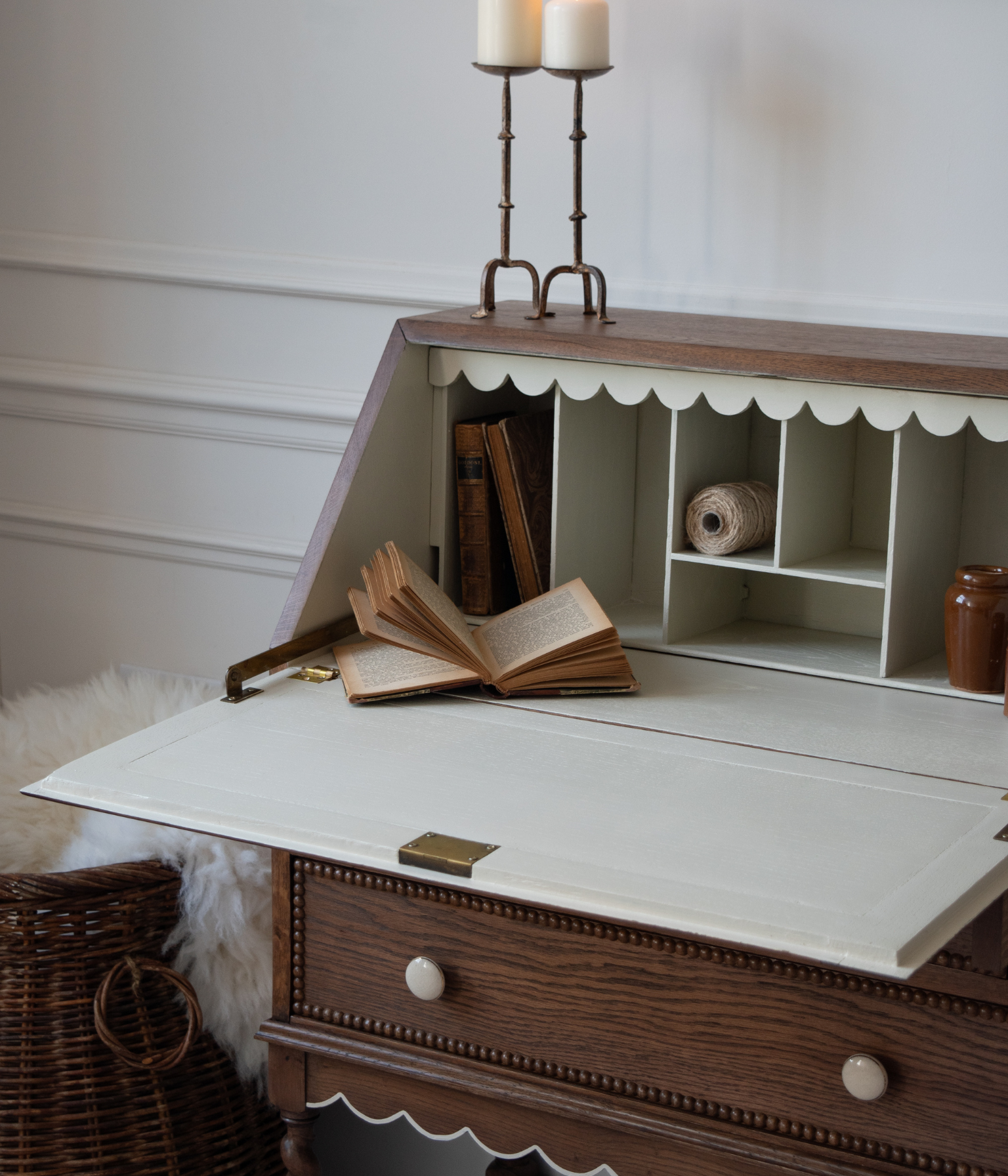 Bureau ancien en chêne massif avec bord festonné et garniture en fuseau