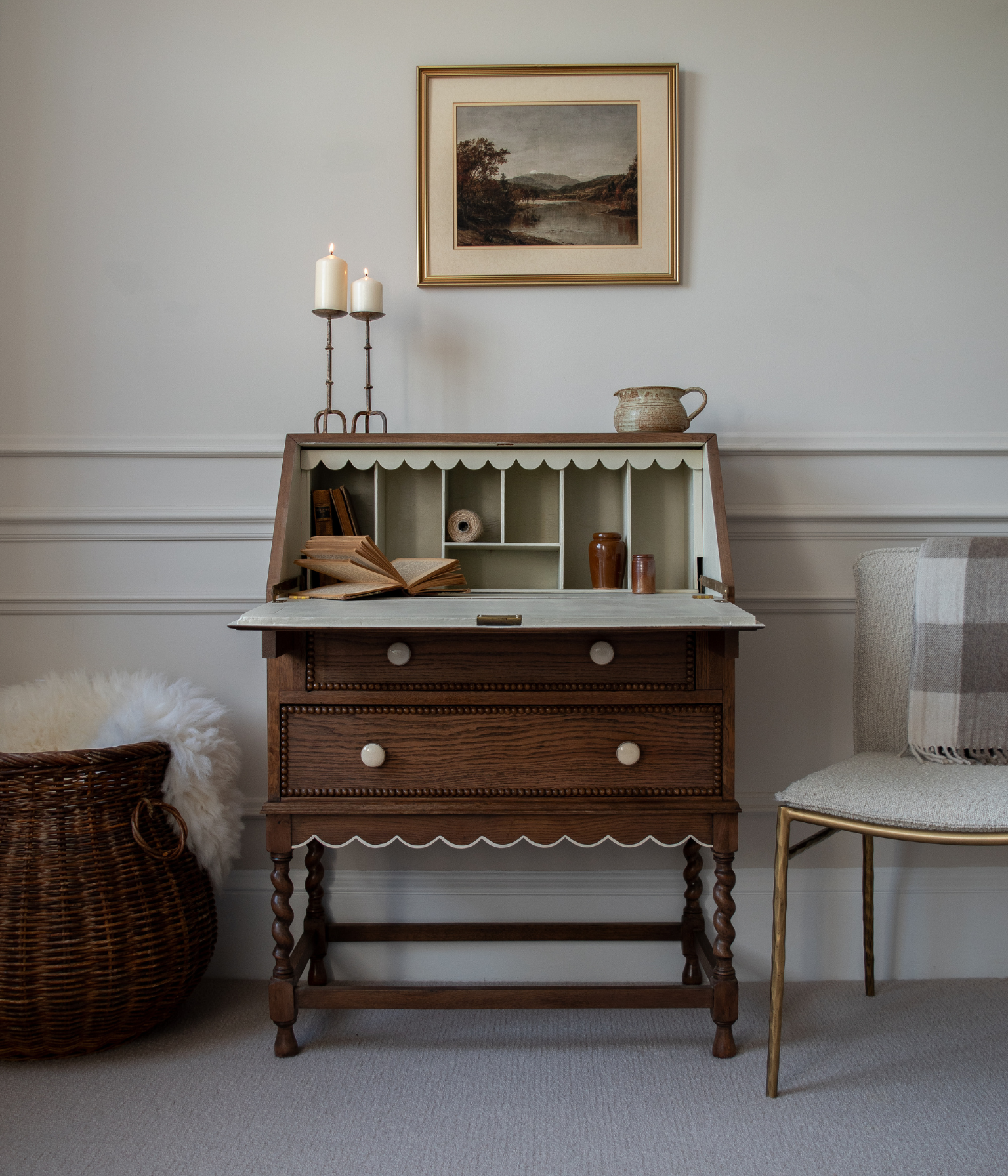 Bureau ancien en chêne massif avec bord festonné et garniture en fuseau