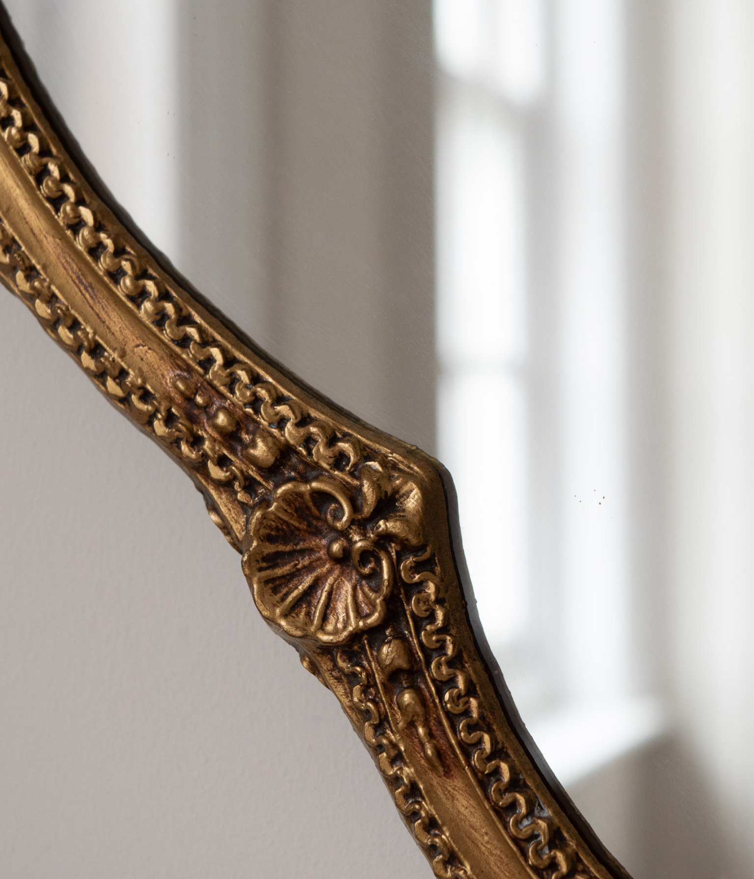Early 20th Century Oval Gilt Mirror with Shell Detailing
