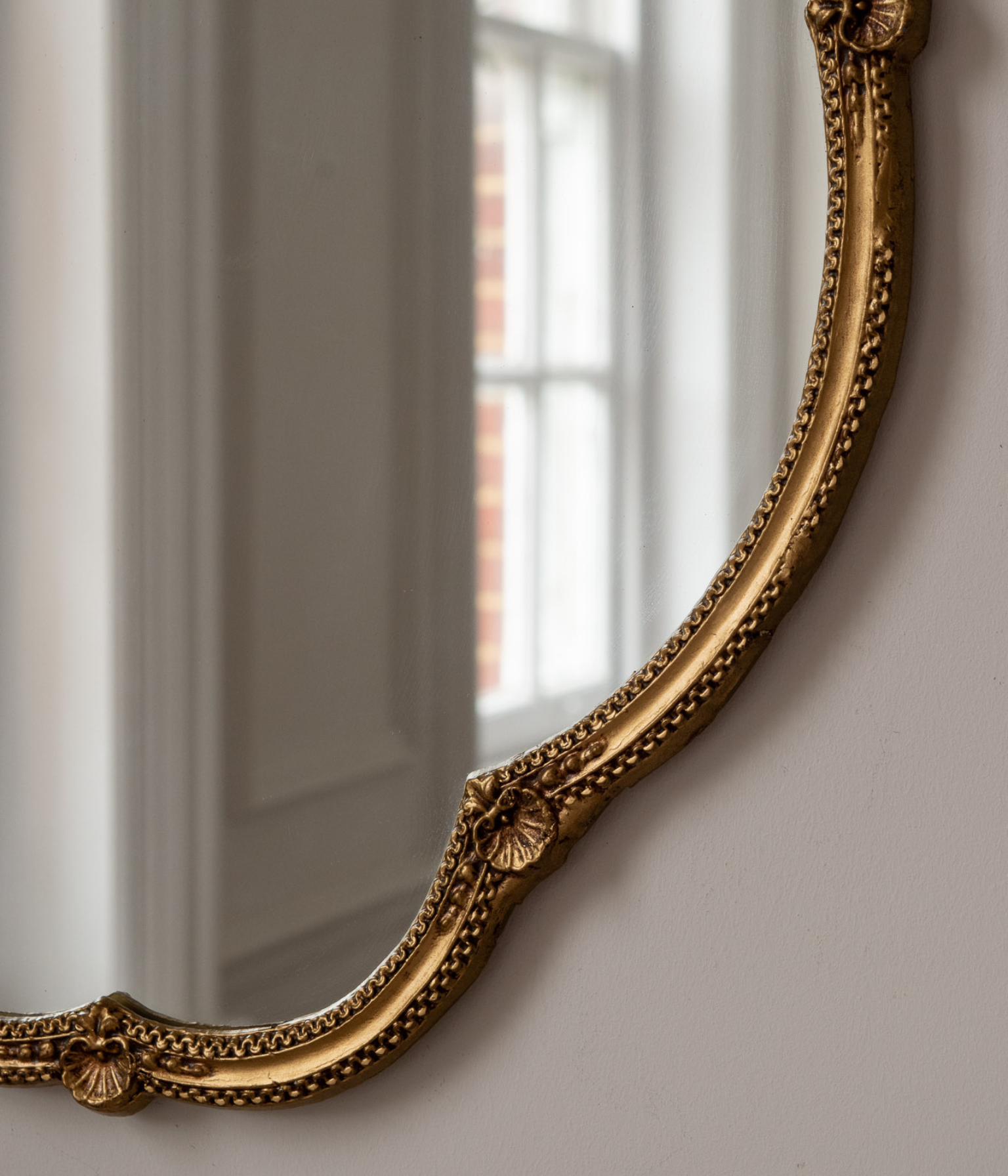 Early 20th Century Oval Gilt Mirror with Shell Detailing