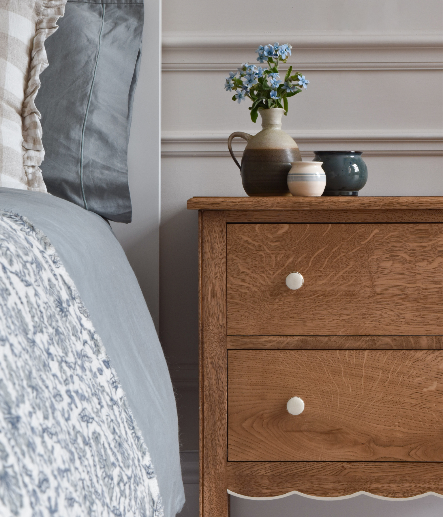 Santiago Scalloped Bedside Table