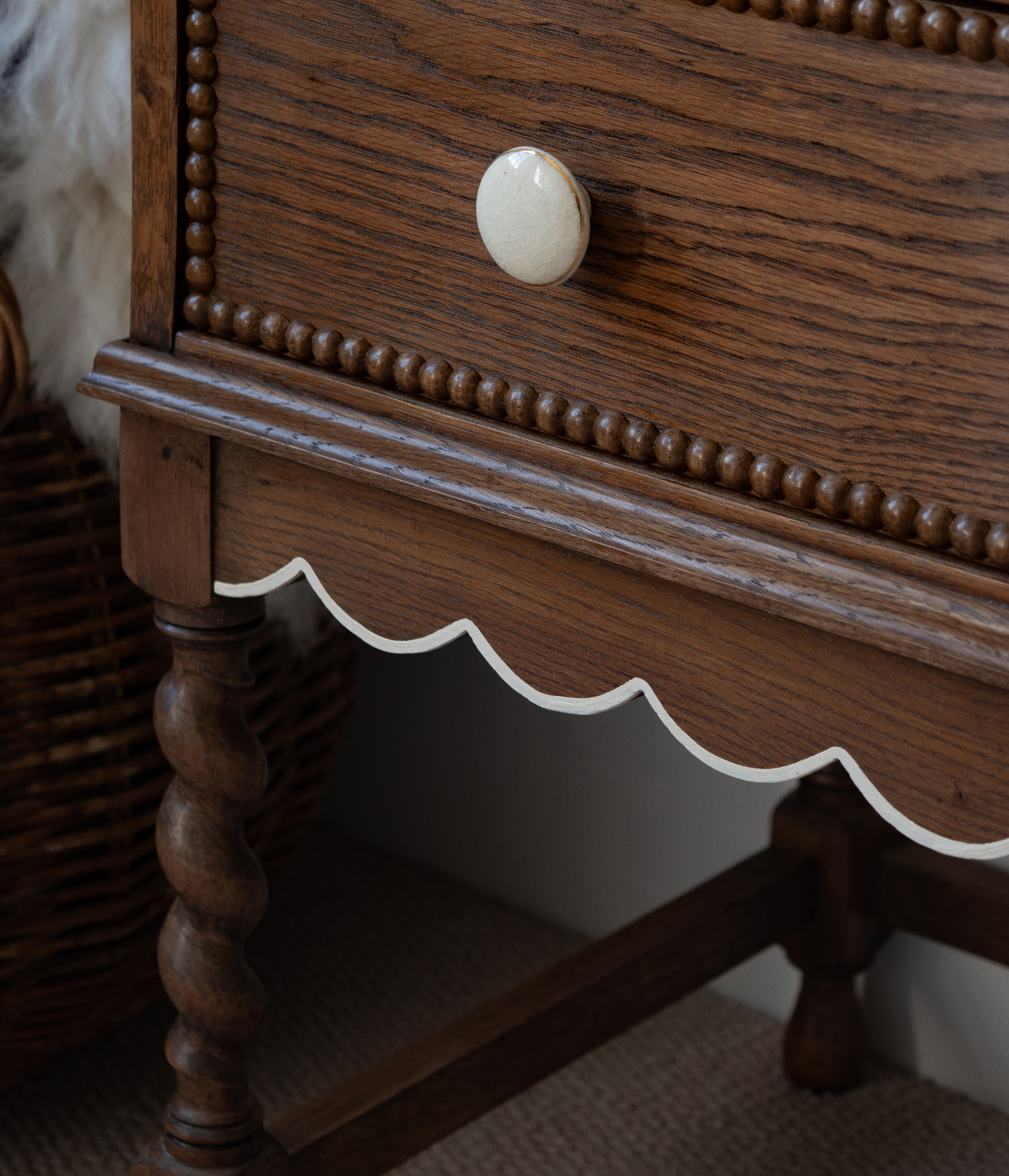 Bureau ancien en chêne massif avec bord festonné et garniture en fuseau