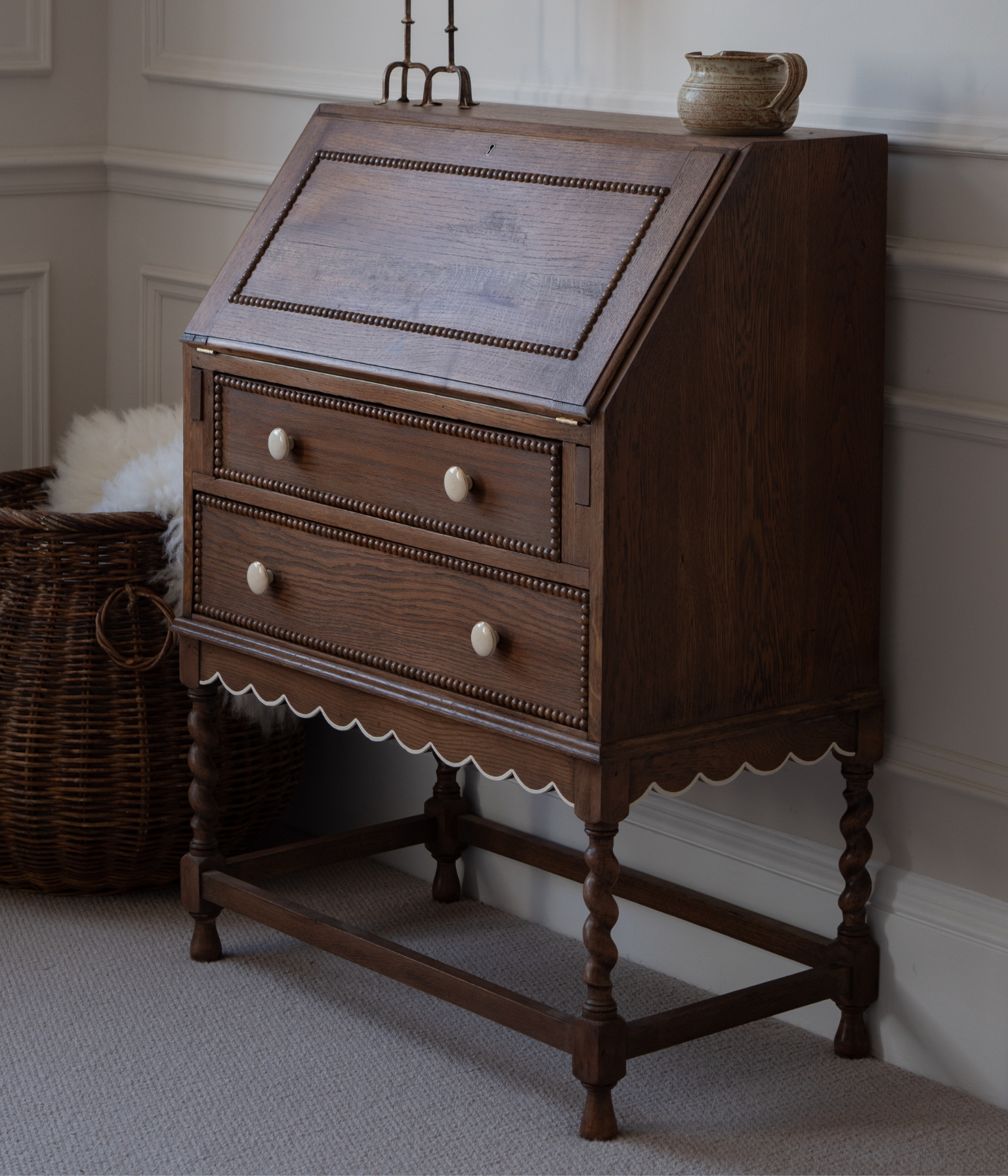 Bureau ancien en chêne massif avec bord festonné et garniture en fuseau