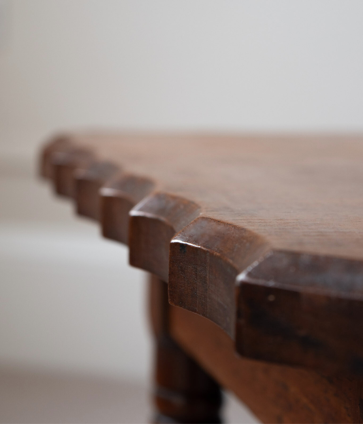 Mid 20th-Century Mahogany Side Table with Scalloped Top and Turned Legs