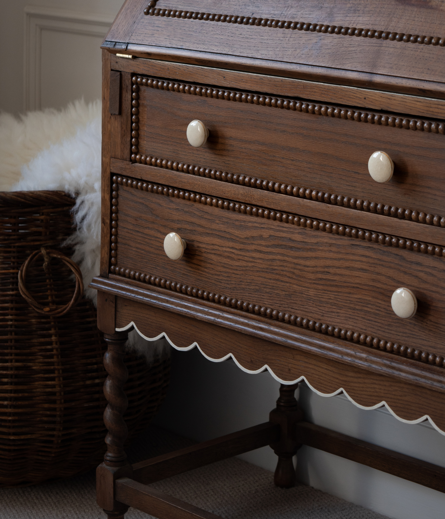 Bureau ancien en chêne massif avec bord festonné et garniture en fuseau