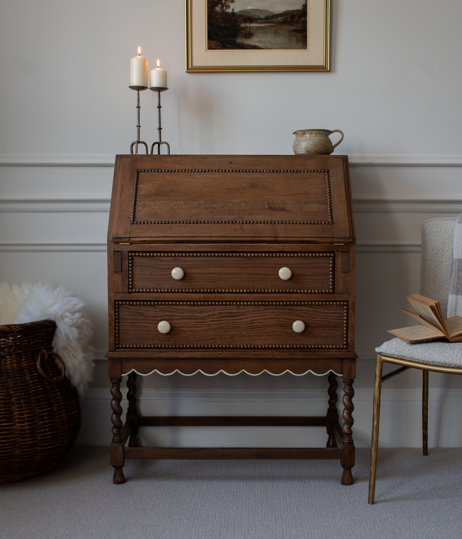 Bureau ancien en chêne massif avec bord festonné et garniture en fuseau