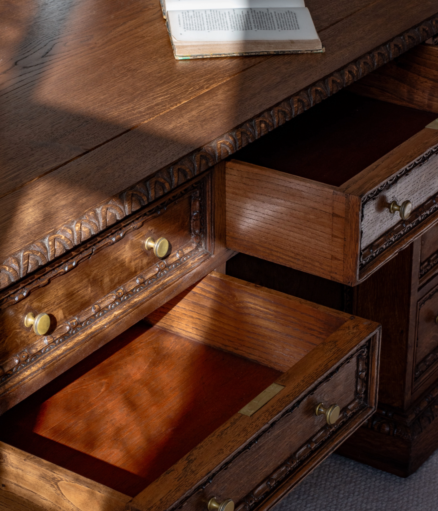 Hand-Carved 19th Century Solid Oak Pedestal Desk In Blend #41
