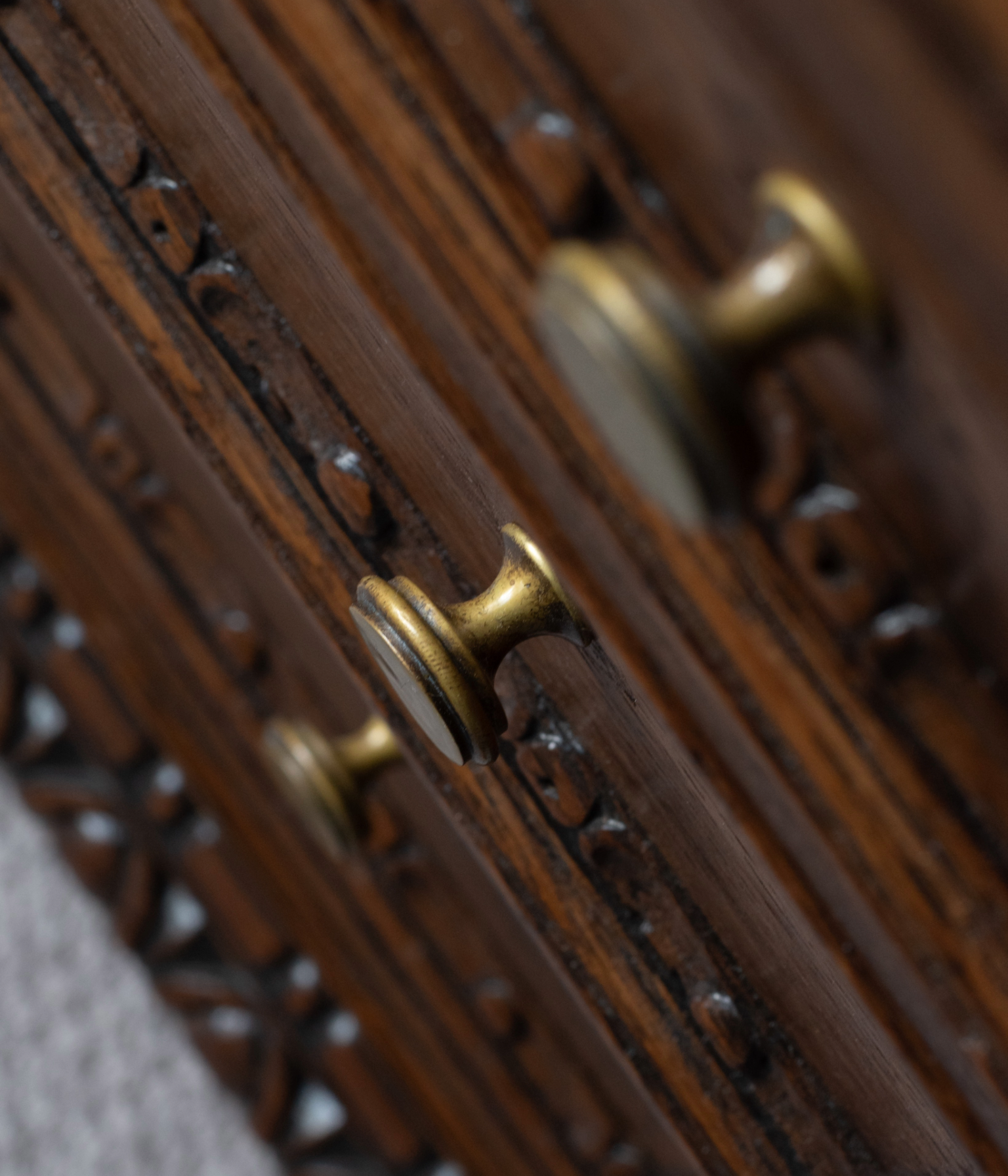 Hand-Carved 19th Century Solid Oak Pedestal Desk In Blend #41