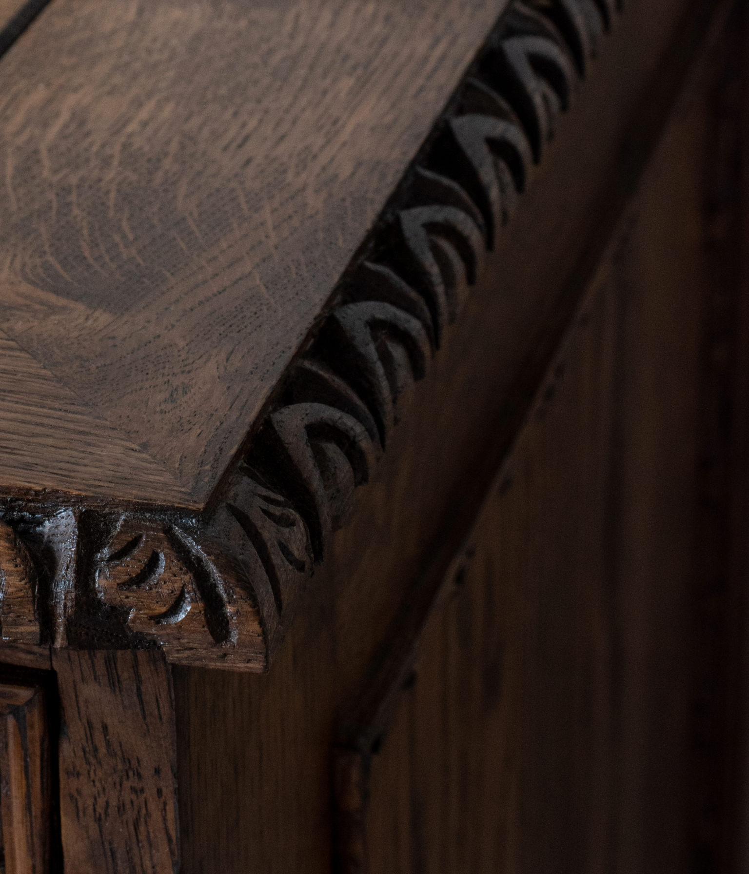 Hand-Carved 19th Century Solid Oak Pedestal Desk In Blend #41