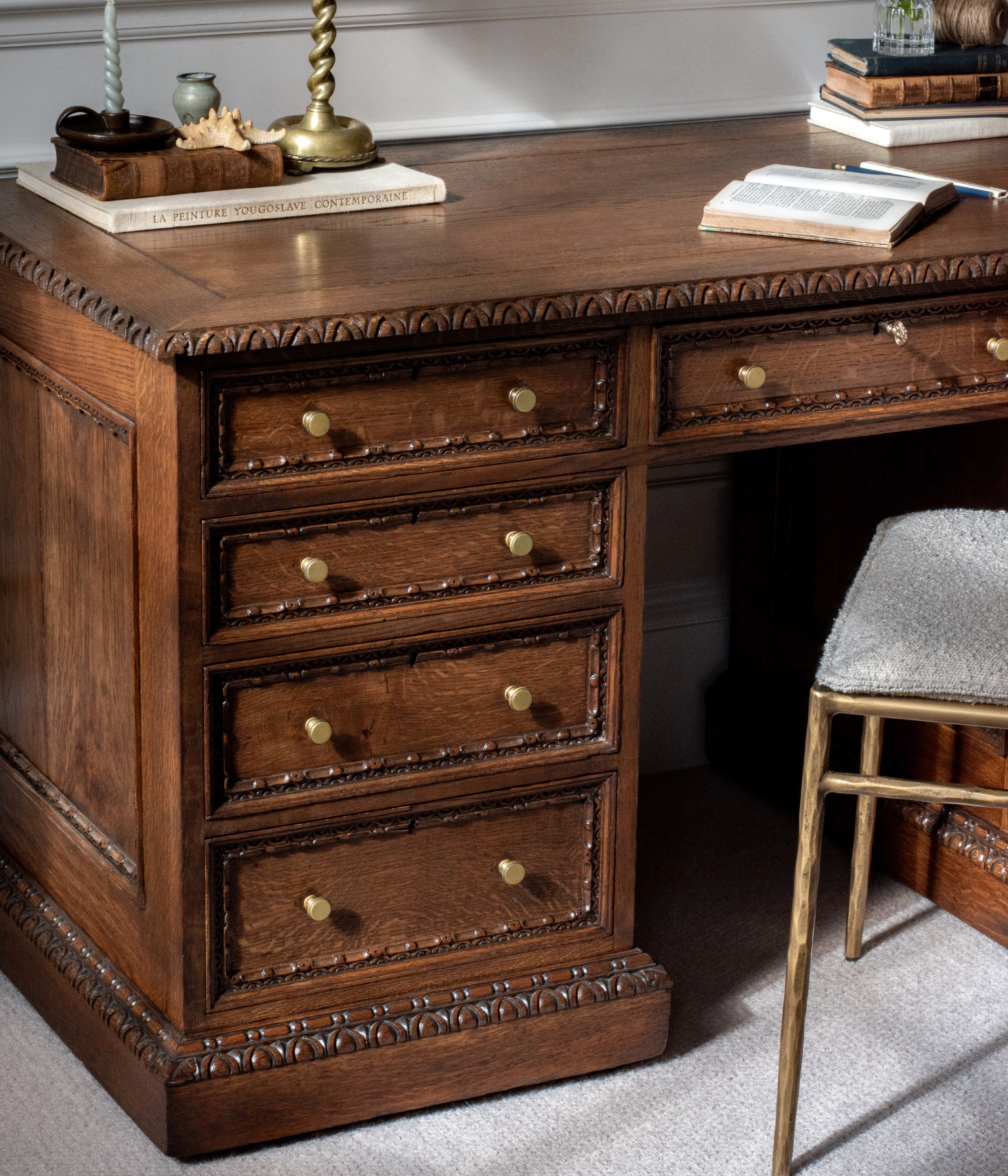 Hand-Carved 19th Century Solid Oak Pedestal Desk In Blend #41