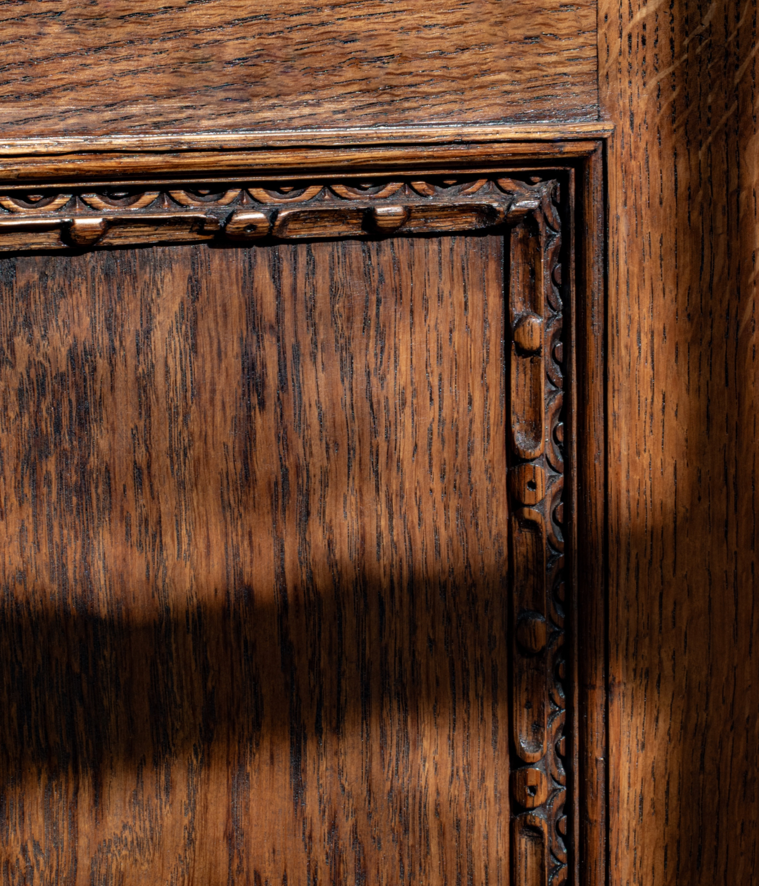 Hand-Carved 19th Century Solid Oak Pedestal Desk In Blend #41