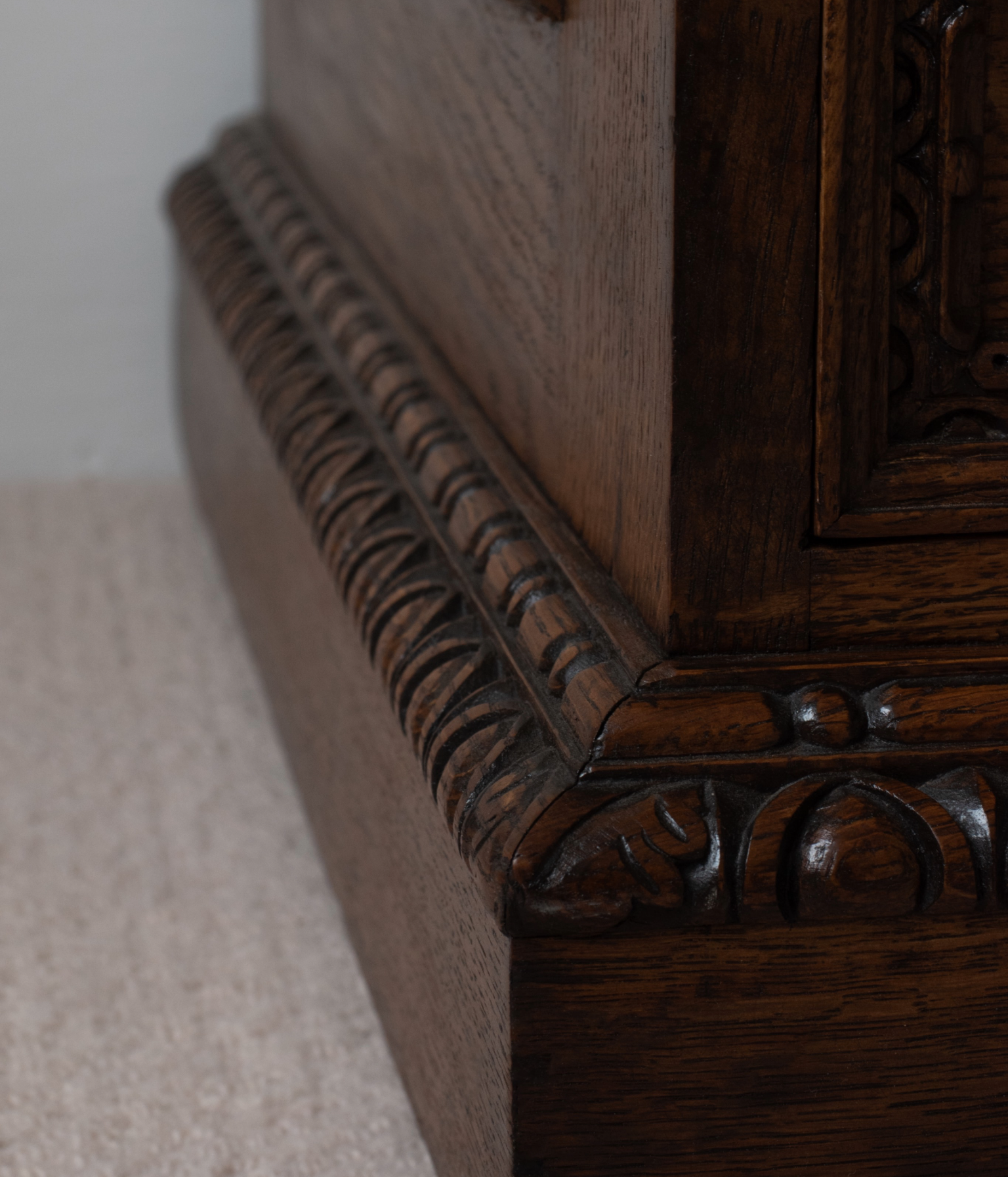 Hand-Carved 19th Century Solid Oak Pedestal Desk In Blend #41