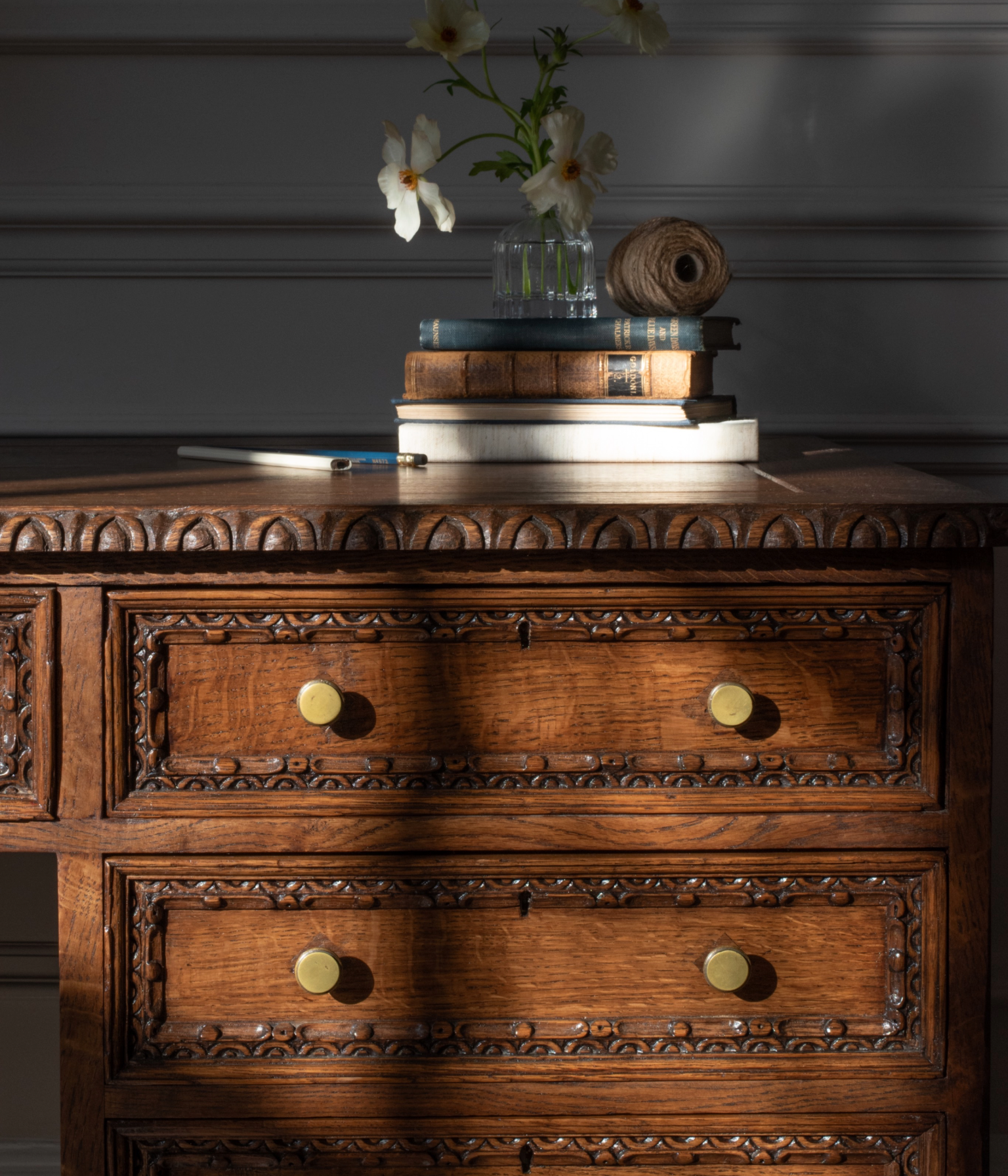Hand-Carved 19th Century Solid Oak Pedestal Desk In Blend #41