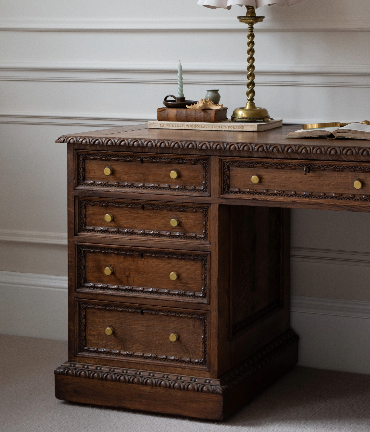 Hand-Carved 19th Century Solid Oak Pedestal Desk In Blend #41