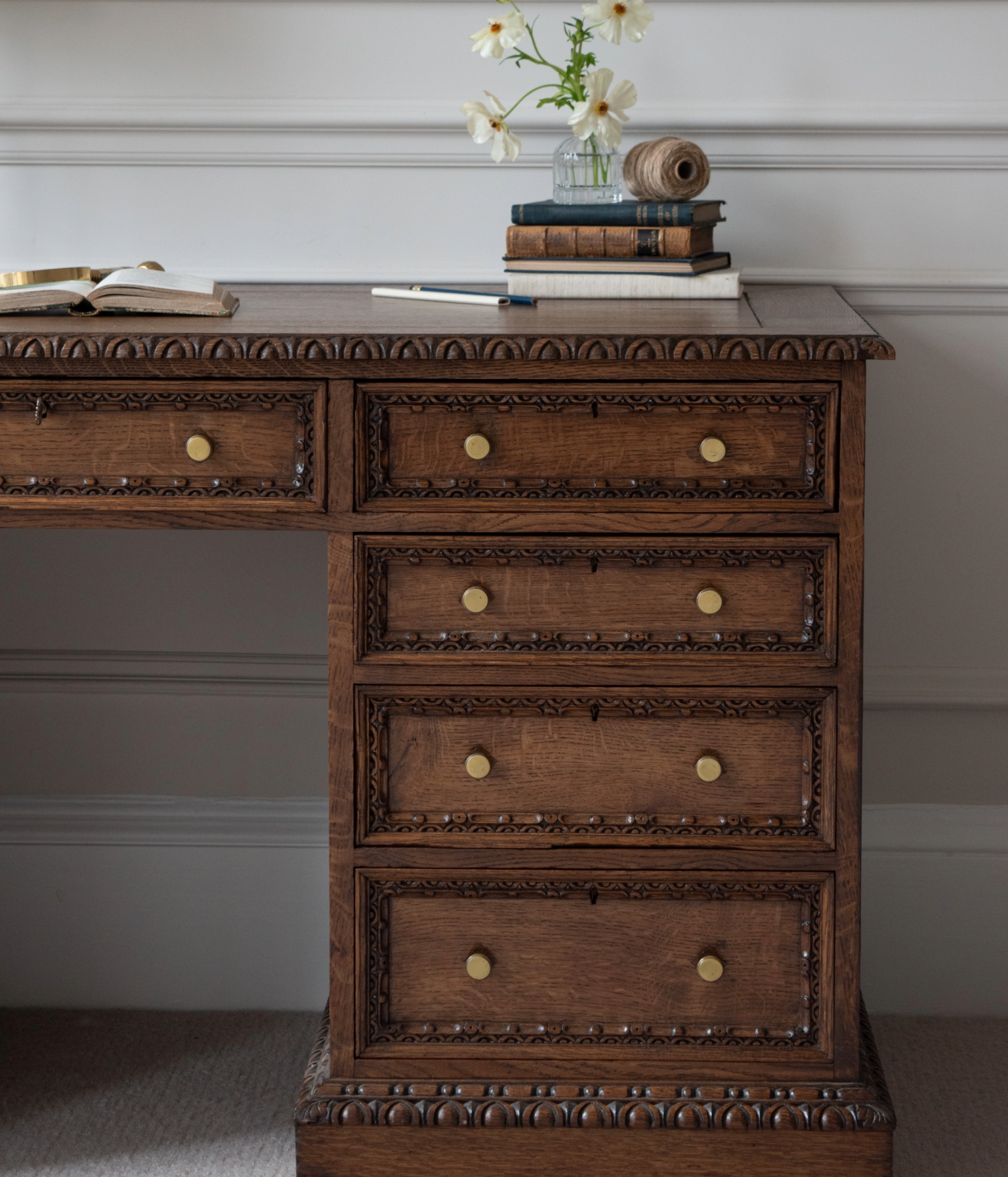 Hand-Carved 19th Century Solid Oak Pedestal Desk In Blend #41