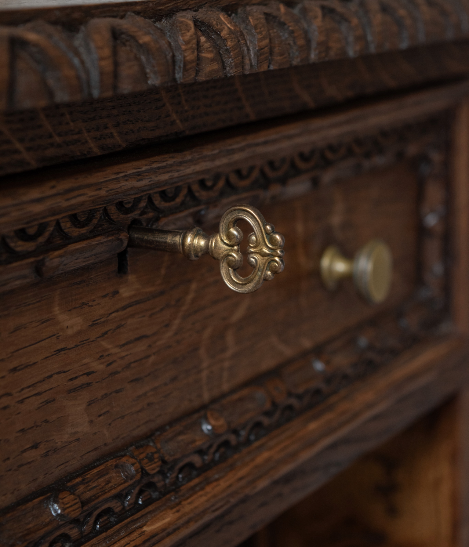 Hand-Carved 19th Century Solid Oak Pedestal Desk In Blend #41