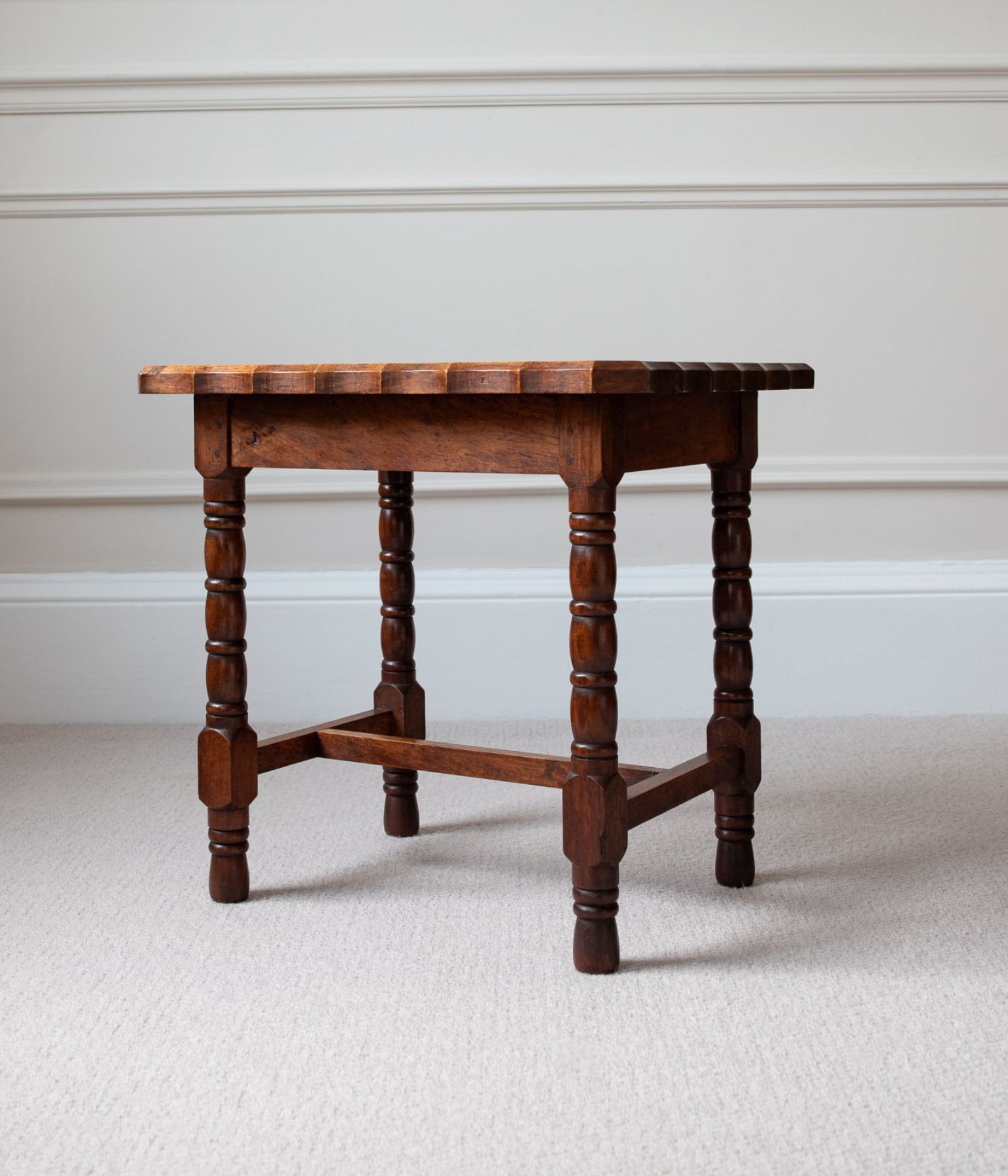 Mid 20th-Century Mahogany Side Table with Scalloped Top and Turned Legs