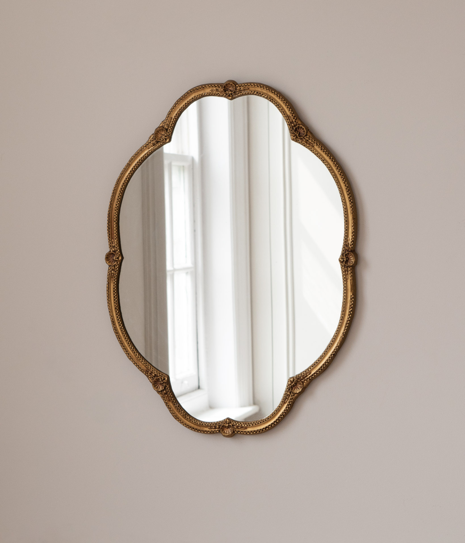 Early 20th Century Oval Gilt Mirror with Shell Detailing