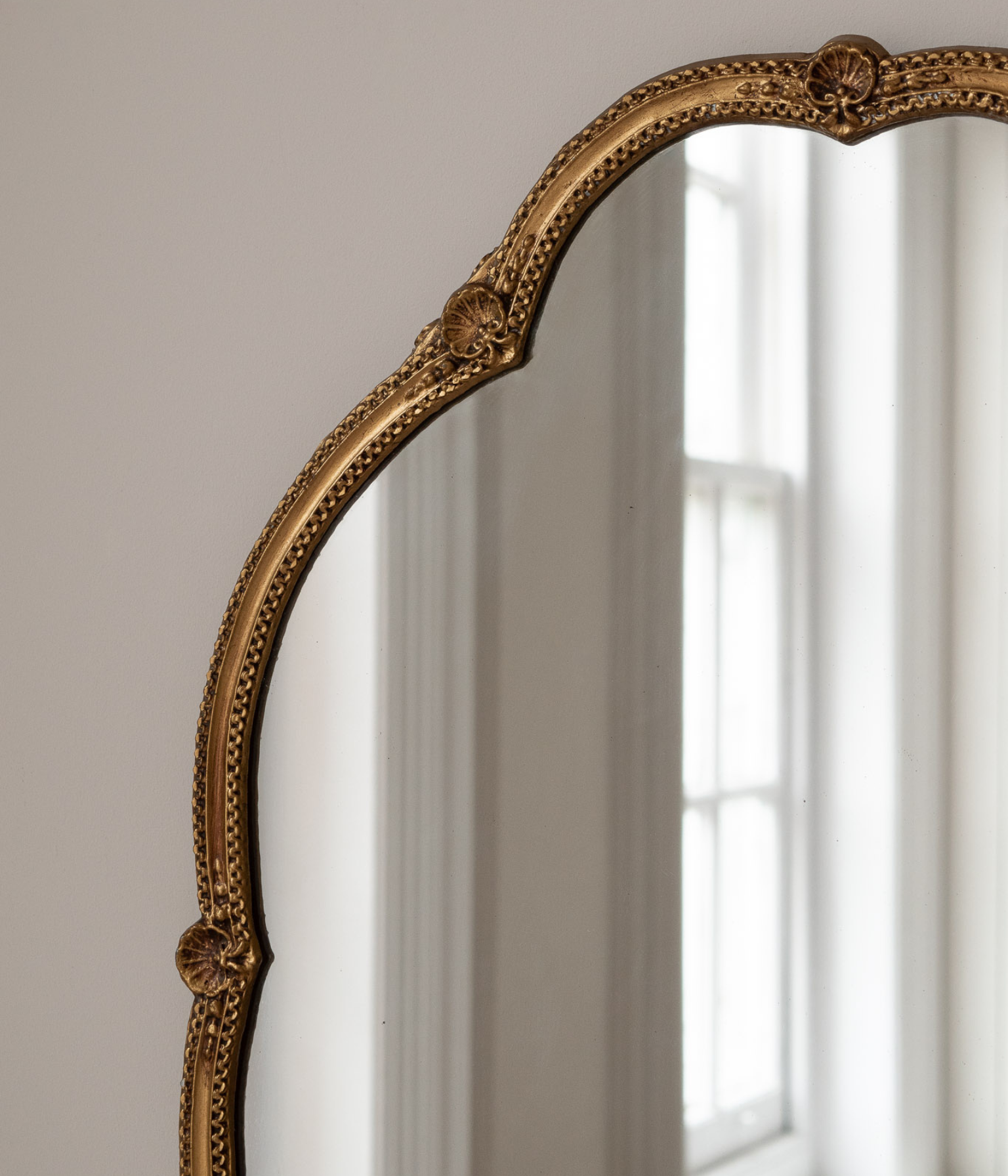 Early 20th Century Oval Gilt Mirror with Shell Detailing