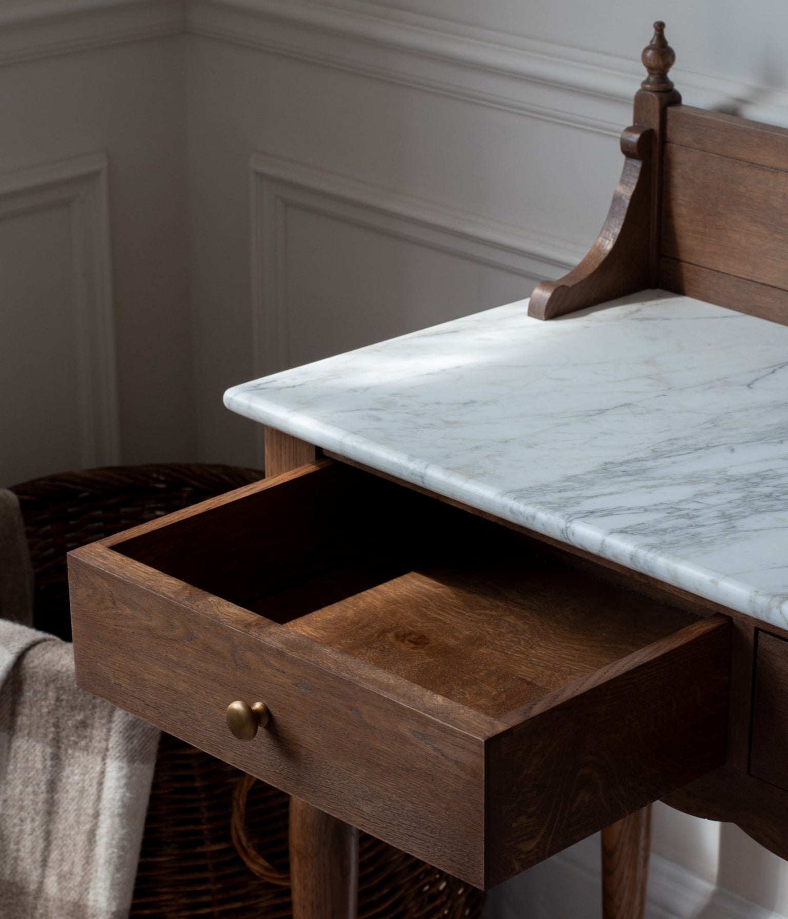 Santiago Scalloped Washstand, Calacatta Marble Top