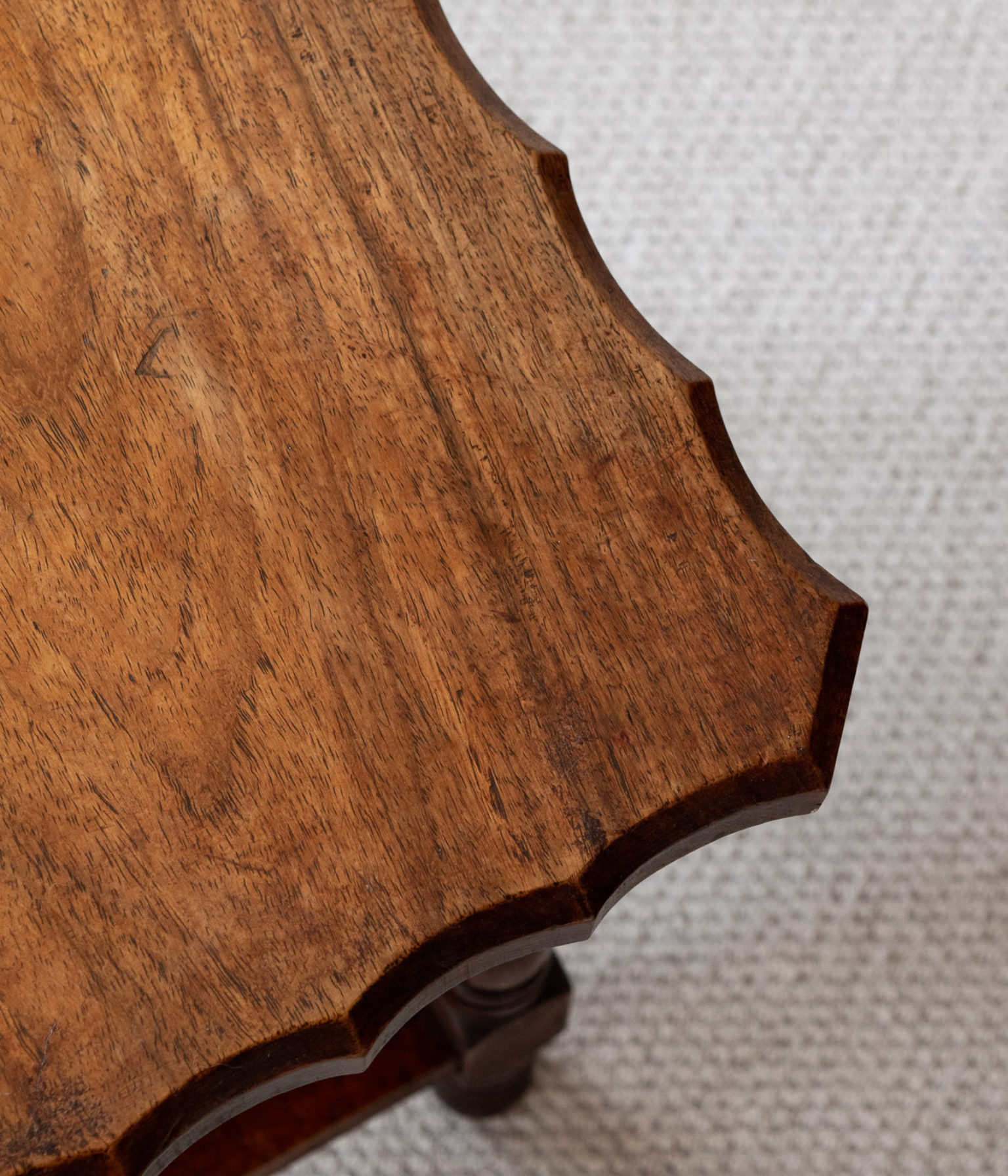 Mid 20th-Century Mahogany Side Table with Scalloped Top and Turned Legs