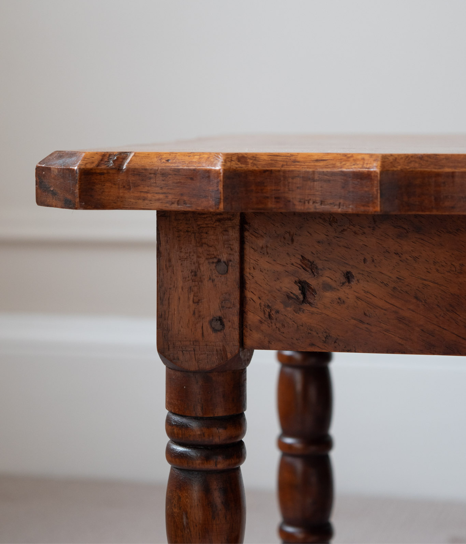 Mid 20th-Century Mahogany Side Table with Scalloped Top and Turned Legs